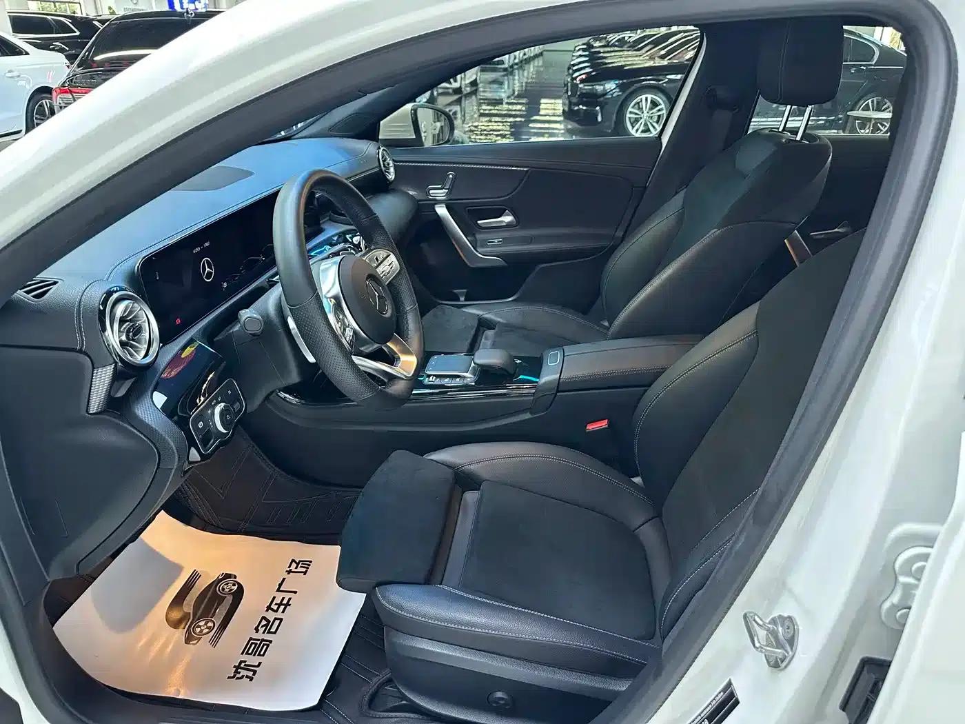 Mercedes-Benz A-Class 2022 Facelift II A 200 L Sport Sedan Fashion Edition — миниатюра 4