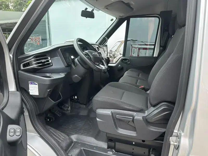 Fushun 2023 2.0T Manual Diesel Short Wheelbase Low Roof Commercial Passenger Van, 6 Seats, Double Tailgate — миниатюра 7