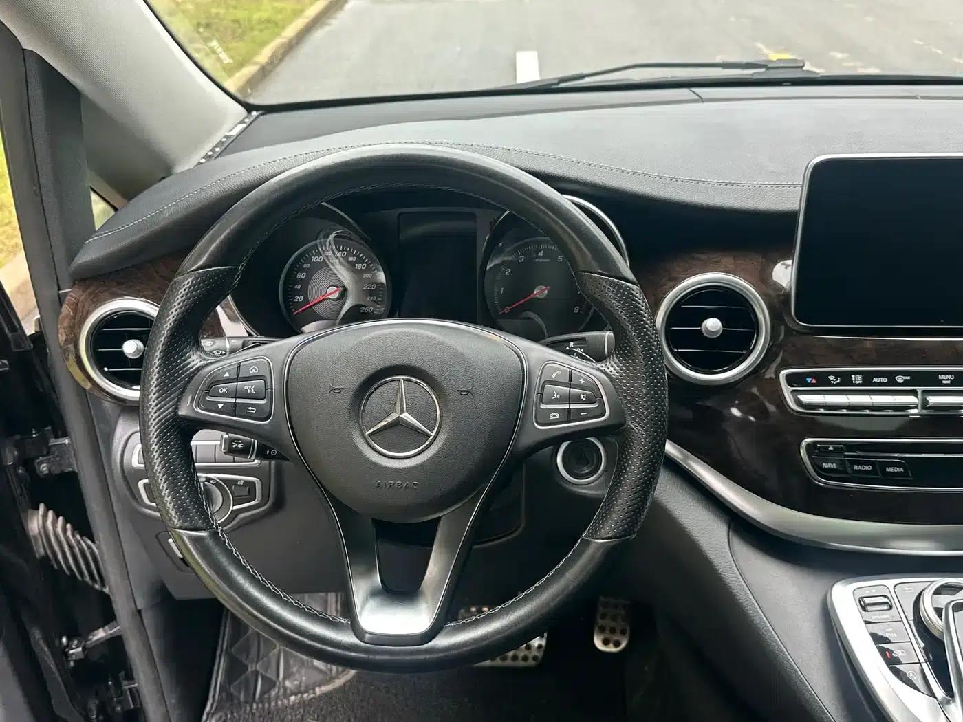 Mercedes-Benz V-Class 2018 V 260 L Premium Extended Edition (China VI Emission Standard) — миниатюра 14