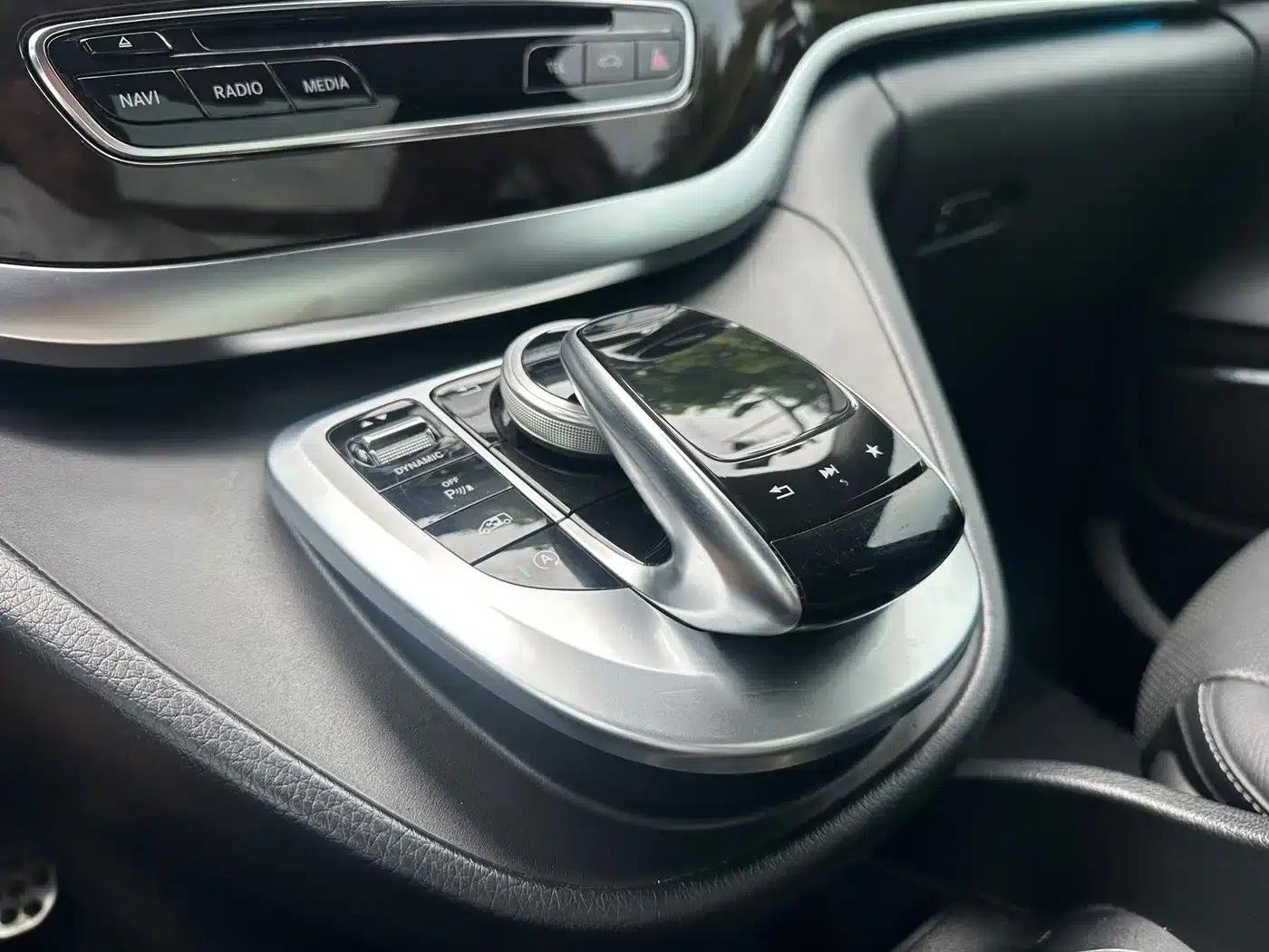 Mercedes-Benz V-Class 2018 V 260 L Premium Extended Edition (China VI Emission Standard) — миниатюра 26