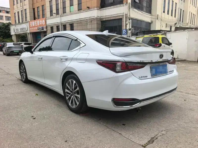 Lexus ES 2022 300h Premium Edition — миниатюра 4