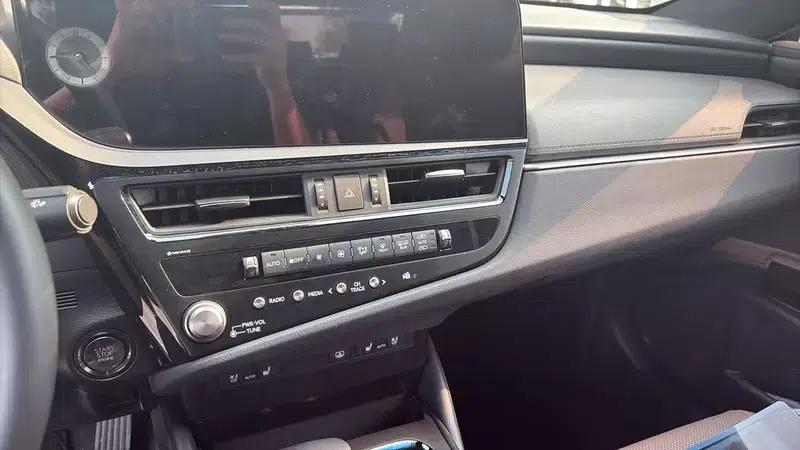 Lexus ES 2024 200 Premium Edition — миниатюра 2