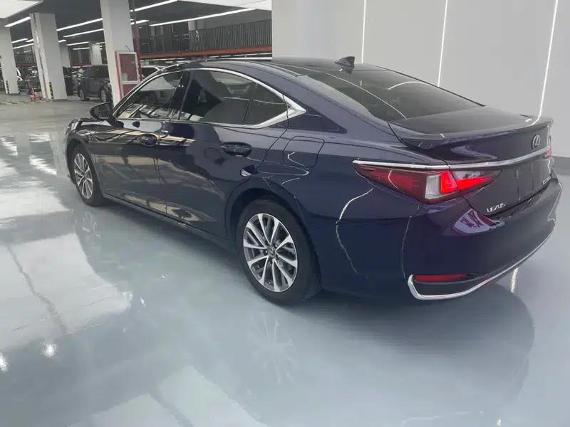 Lexus ES 2022 300h Premium Edition — миниатюра 4