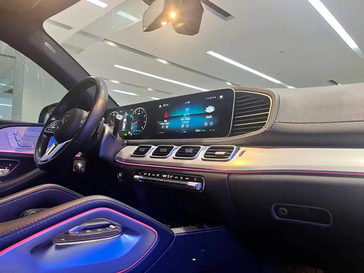 2020 Mercedes-Benz GLE Coupe, GLE 450 4MATIC Coupe SUV, Fashion Model — миниатюра 11