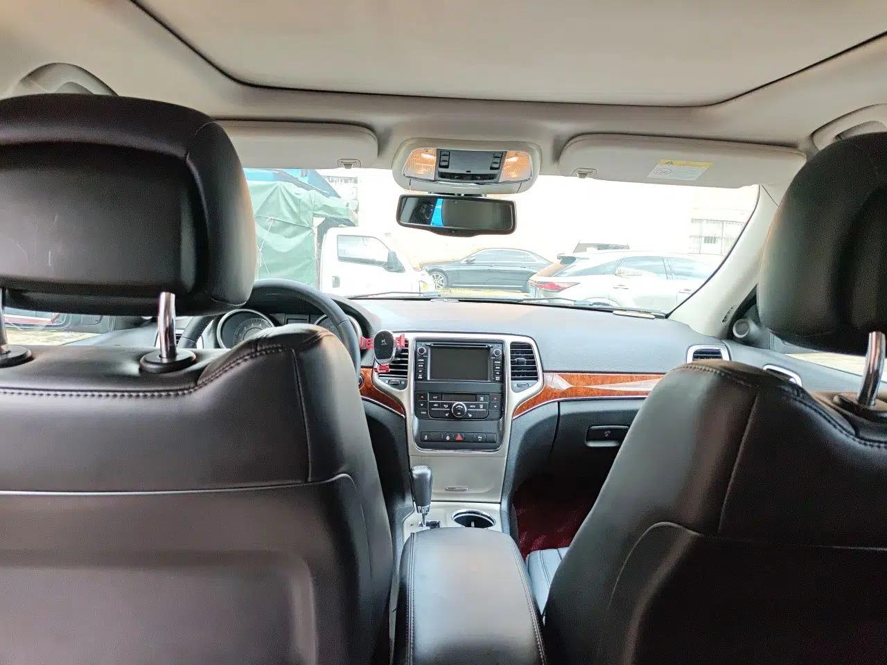 Jeep Grand Cherokee 2012 3.6L Luxury Navigation Edition — миниатюра 18