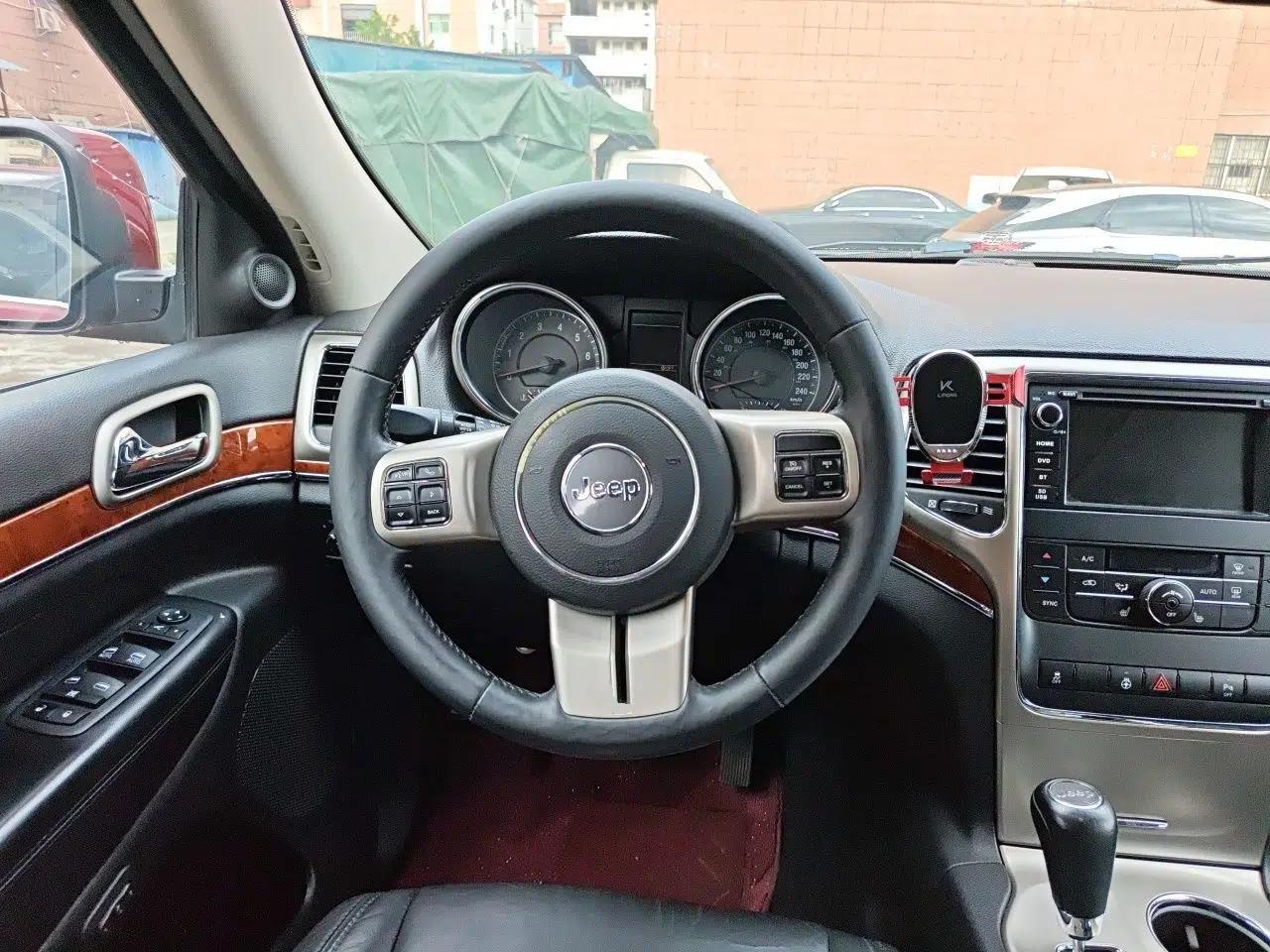 Jeep Grand Cherokee 2012 3.6L Luxury Navigation Edition — миниатюра 10
