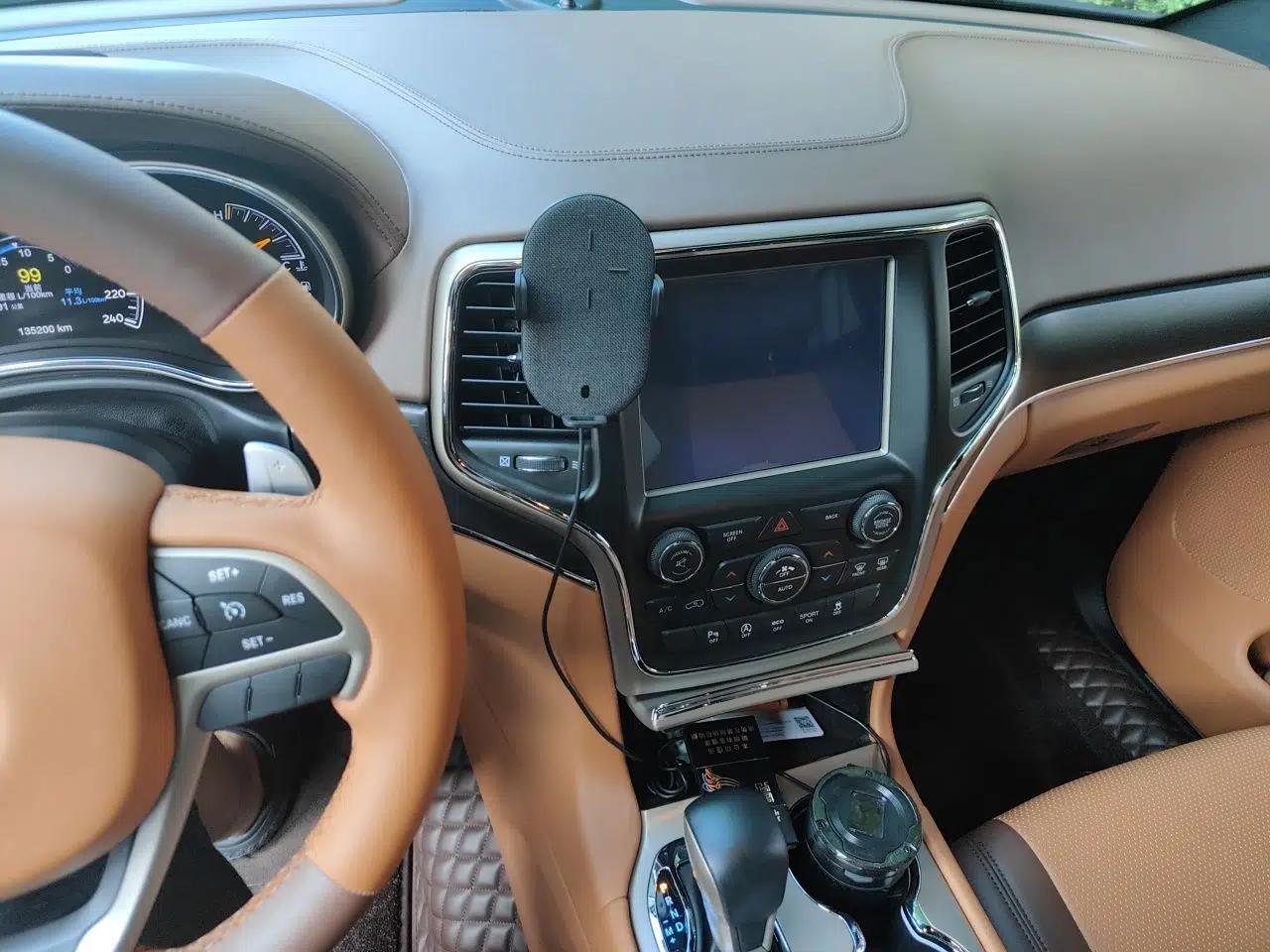 Jeep Grand Cherokee 2016 3.0L Comfort Navigation Edition — миниатюра 13