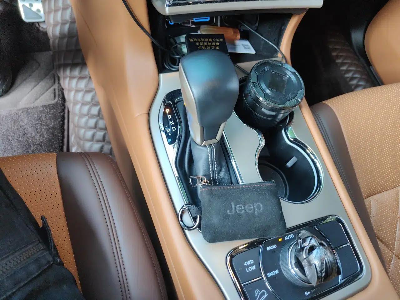 Jeep Grand Cherokee 2016 3.0L Comfort Navigation Edition — миниатюра 14
