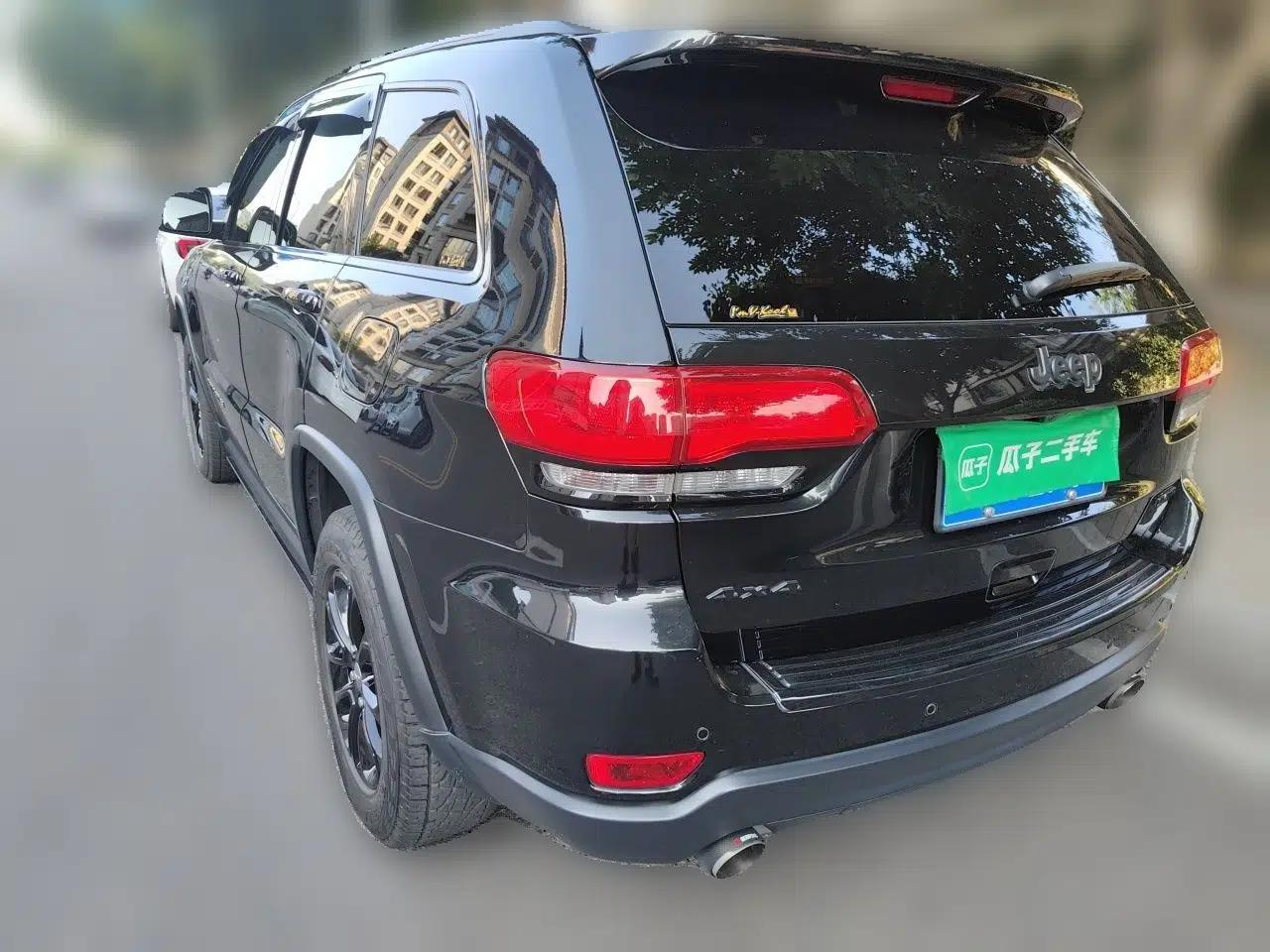 Jeep Grand Cherokee 2016 3.0L Comfort Navigation Edition — миниатюра 4