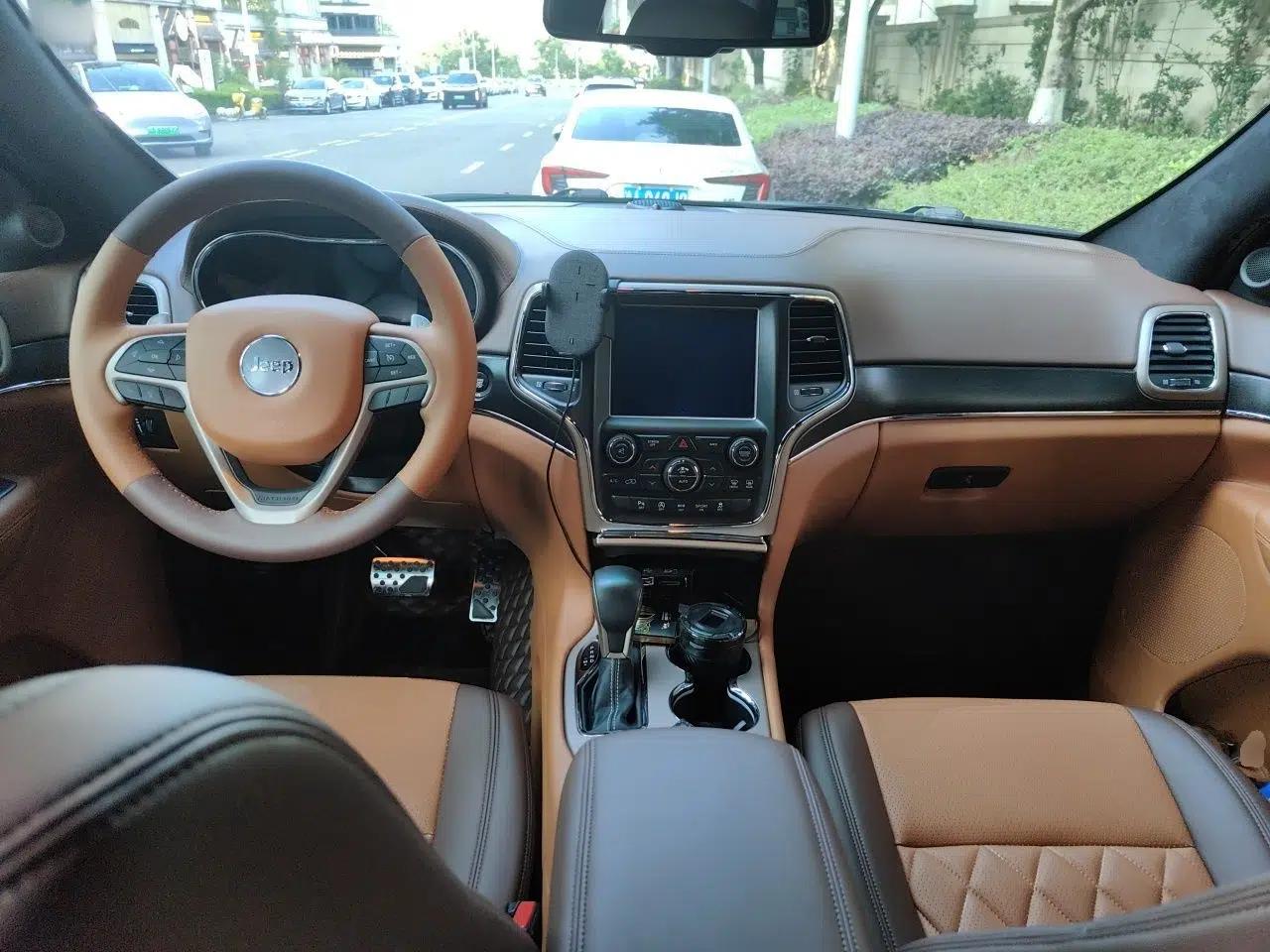 Jeep Grand Cherokee 2016 3.0L Comfort Navigation Edition — миниатюра 9