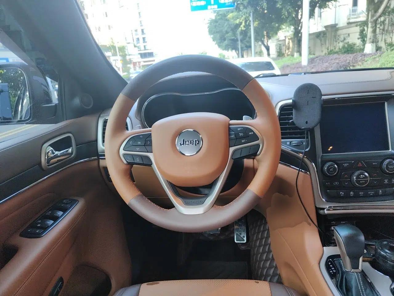 Jeep Grand Cherokee 2016 3.0L Comfort Navigation Edition — миниатюра 10