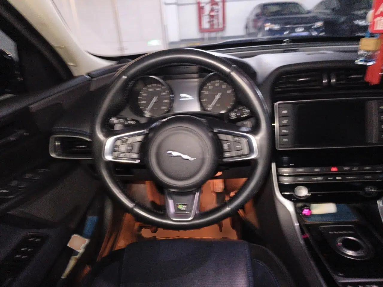 Jaguar XE 2017 2.0T 200 PS R-Sport — миниатюра 10