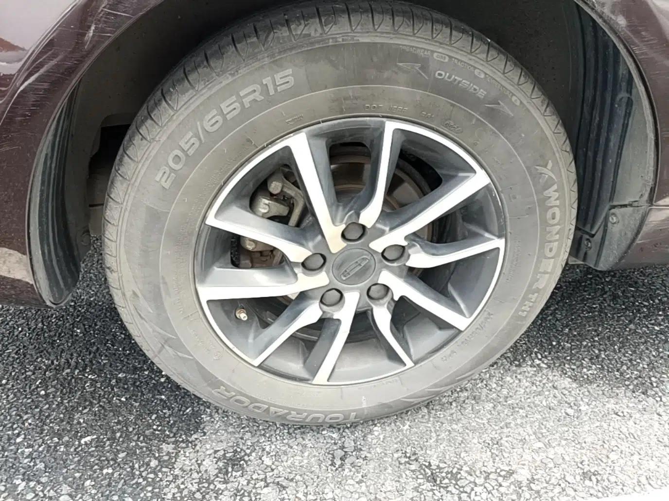 Geely Auto Emgrand 2019 Leading Edition 1.5L Manual Luxury Model China VI Standard — миниатюра 11