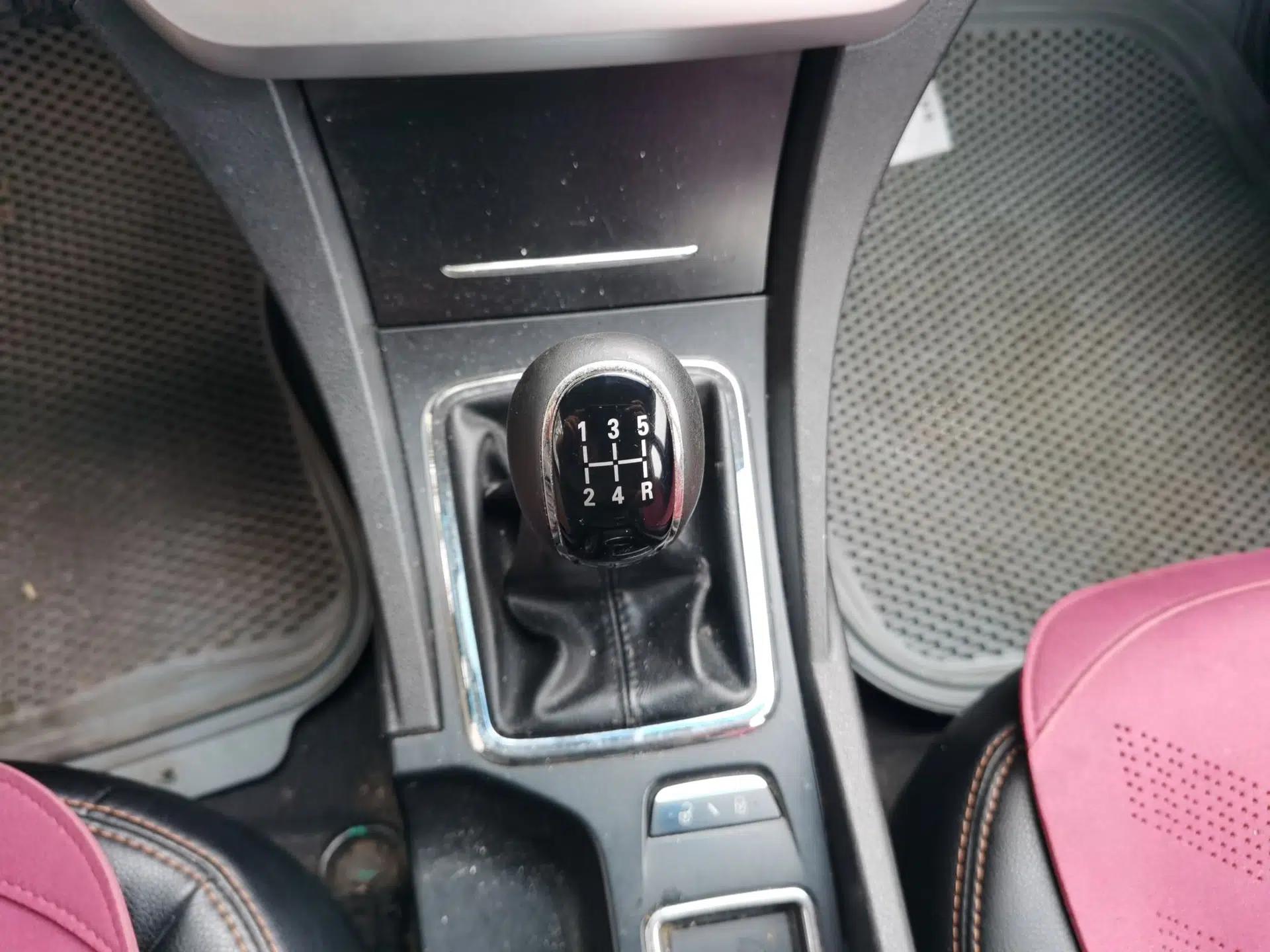 Geely Auto Emgrand 2014 Hatchback 1.5L Manual Fashion Edition — миниатюра 14