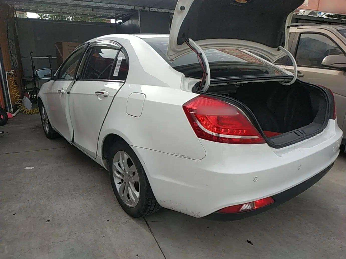 Geely Auto Emgrand 2015 Sedan 1.5L Manual - Top Trim Level — миниатюра 4