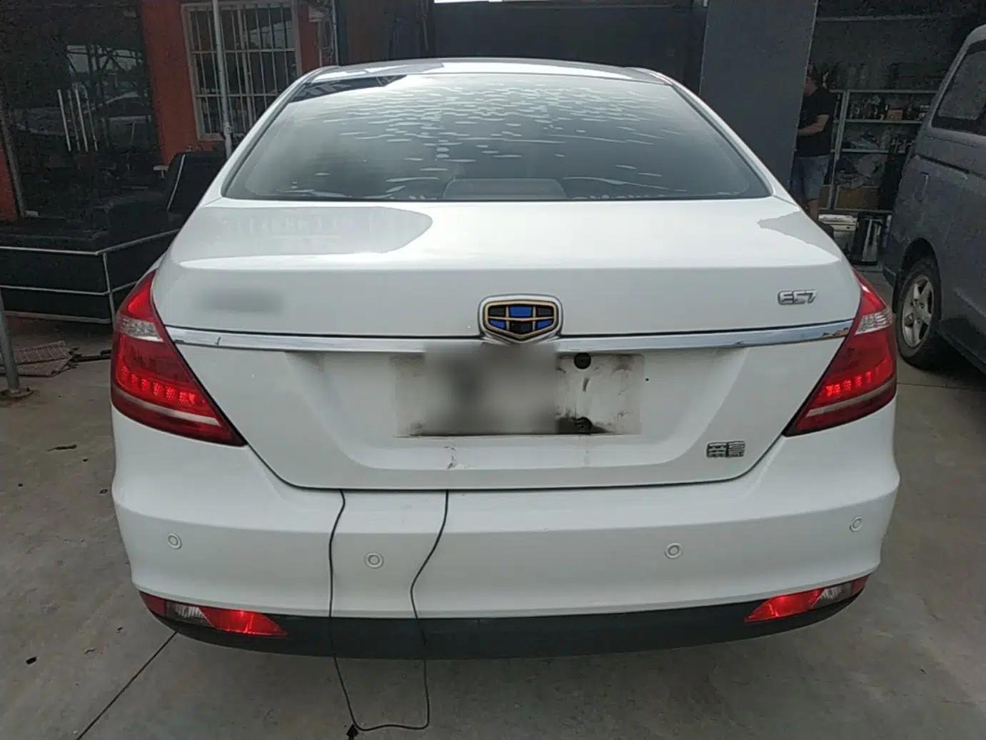 Geely Auto Emgrand 2015 Sedan 1.5L Manual - Top Trim Level — миниатюра 5