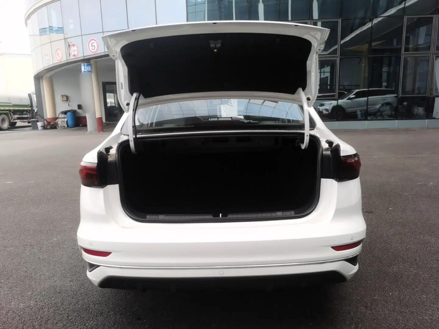 Geely Auto Emgrand 2026 Model 4th Generation 4 Millionth Anniversary Edition 1.5L CVT Feiyue Edition — миниатюра 22