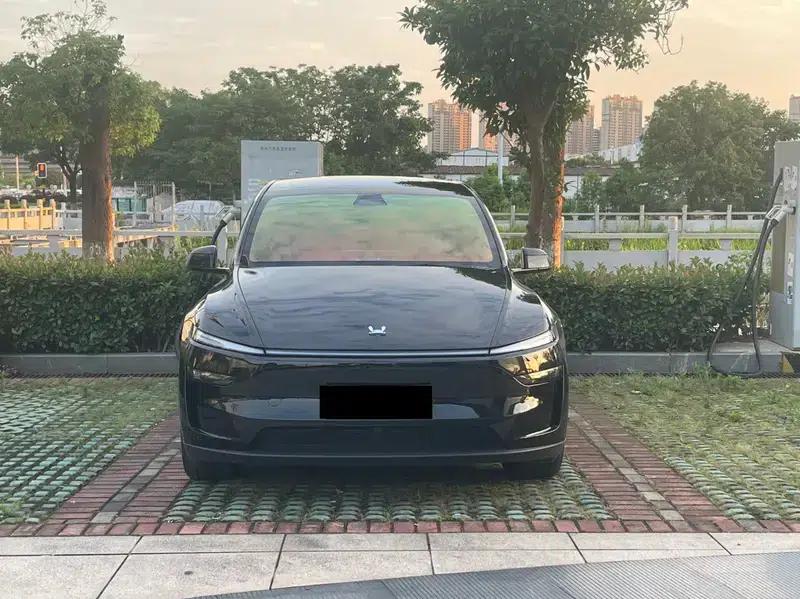 Model Y L 2026 Standard Edition — миниатюра 2