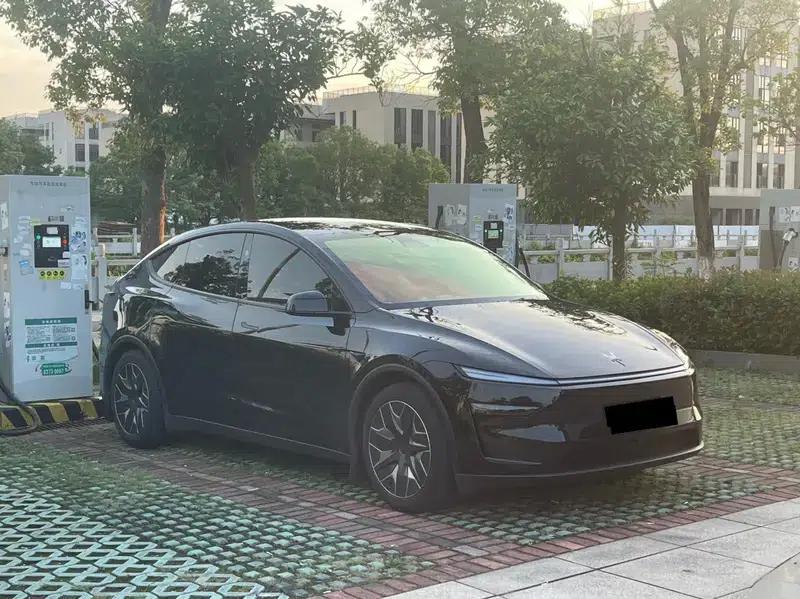 Model Y L 2026 Standard Edition — миниатюра 3