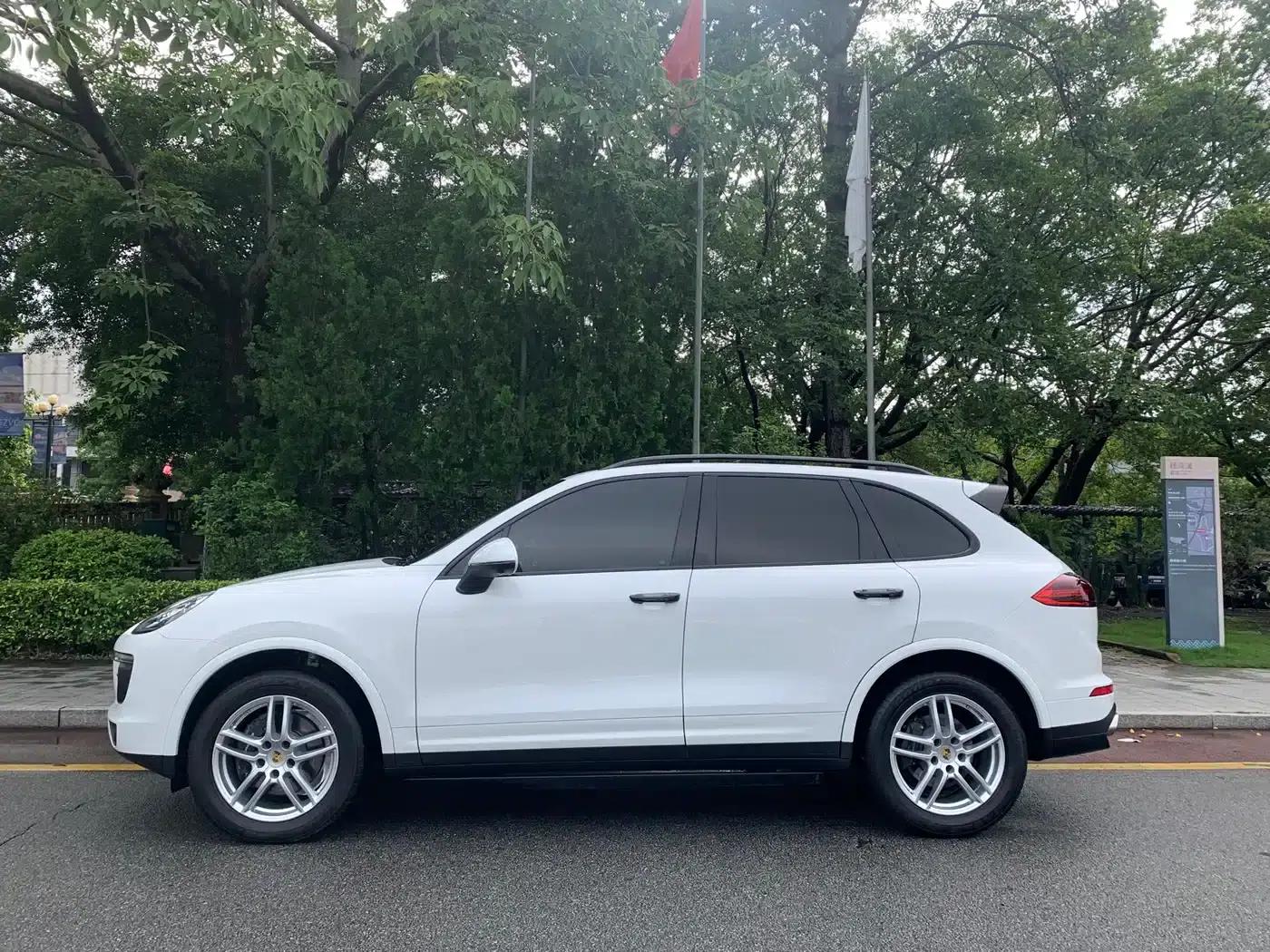 Cayenne 2016 Cayenne Platinum Edition 3.0T — миниатюра 3