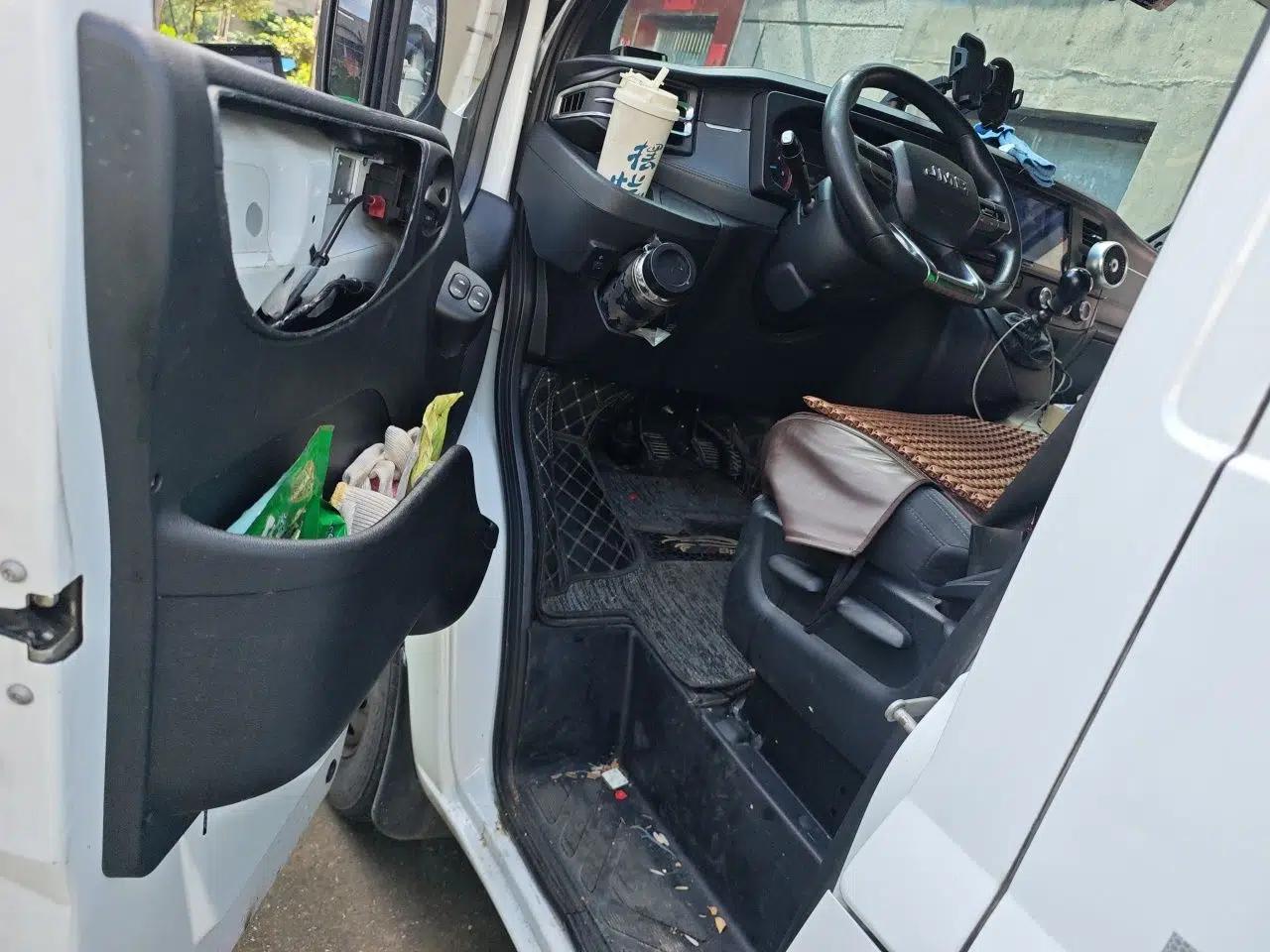 JMC Fushun 2022 2.0T Manual Van with Long Wheelbase Mid-Height Roof and 3 Seats — миниатюра 16