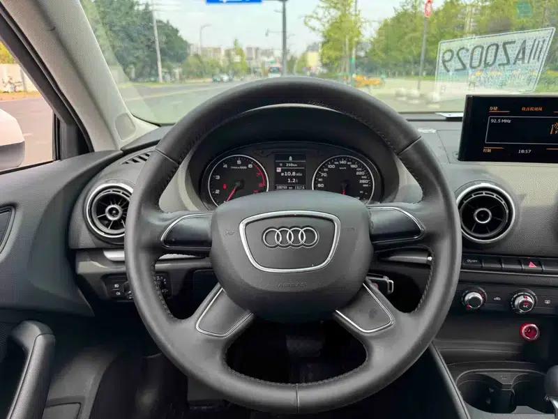 Audi A3 2014 Sportback 35 TFSI Automatic Entry-Level Model — миниатюра 9