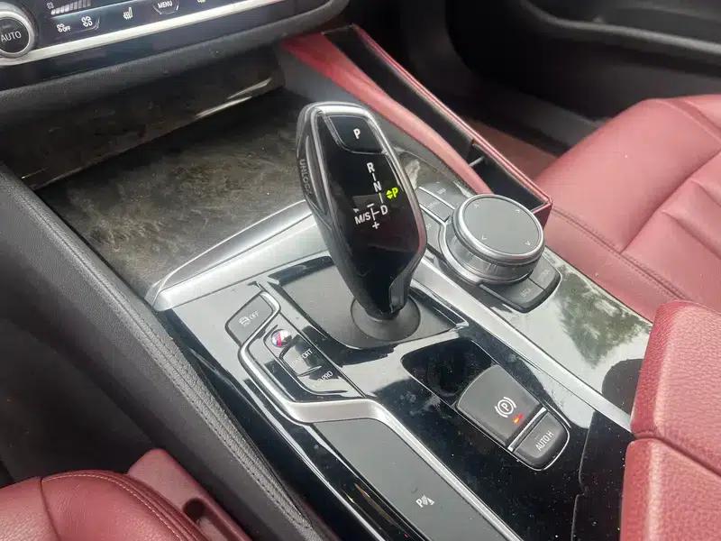 2019 BMW 5 Series 530Li Leading Edition M Sport Package — миниатюра 15