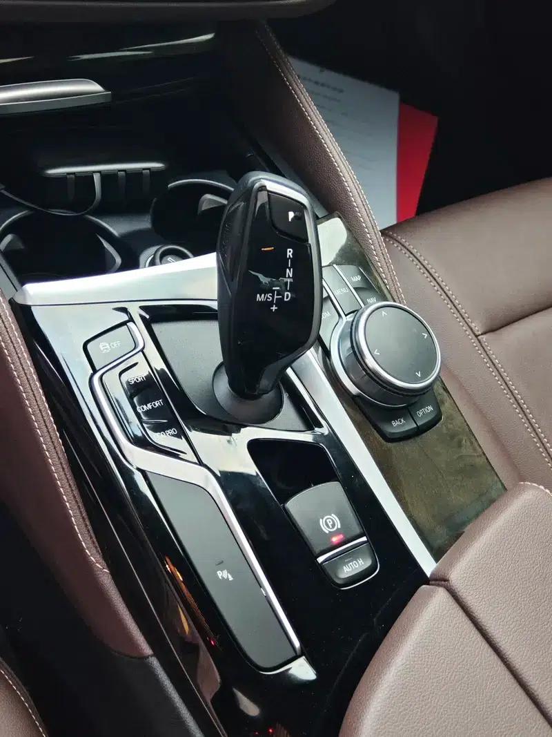 2020 BMW 5 Series 525Li M Sport Package — миниатюра 12