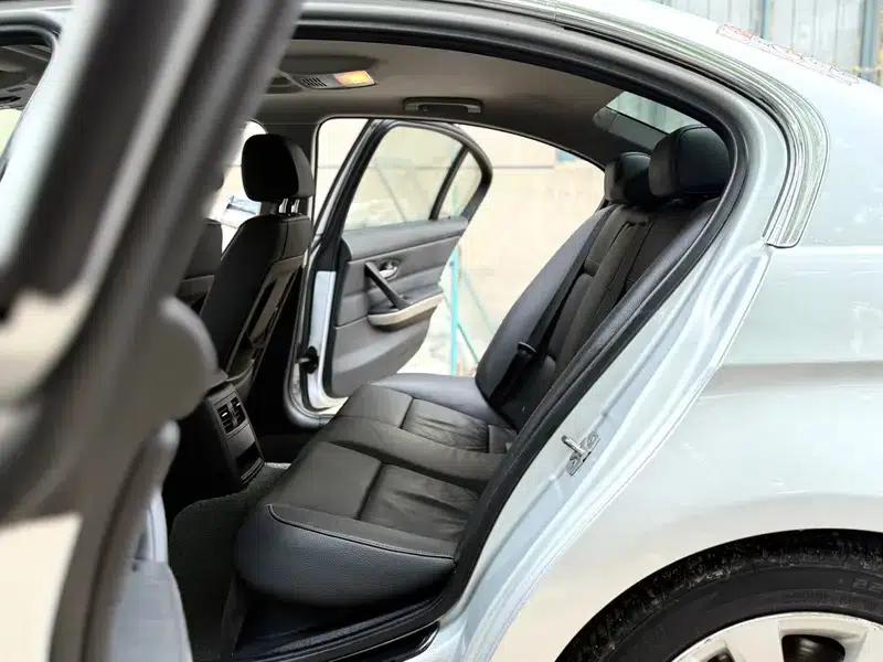 2011 BMW 3 Series 320i Luxury — миниатюра 16