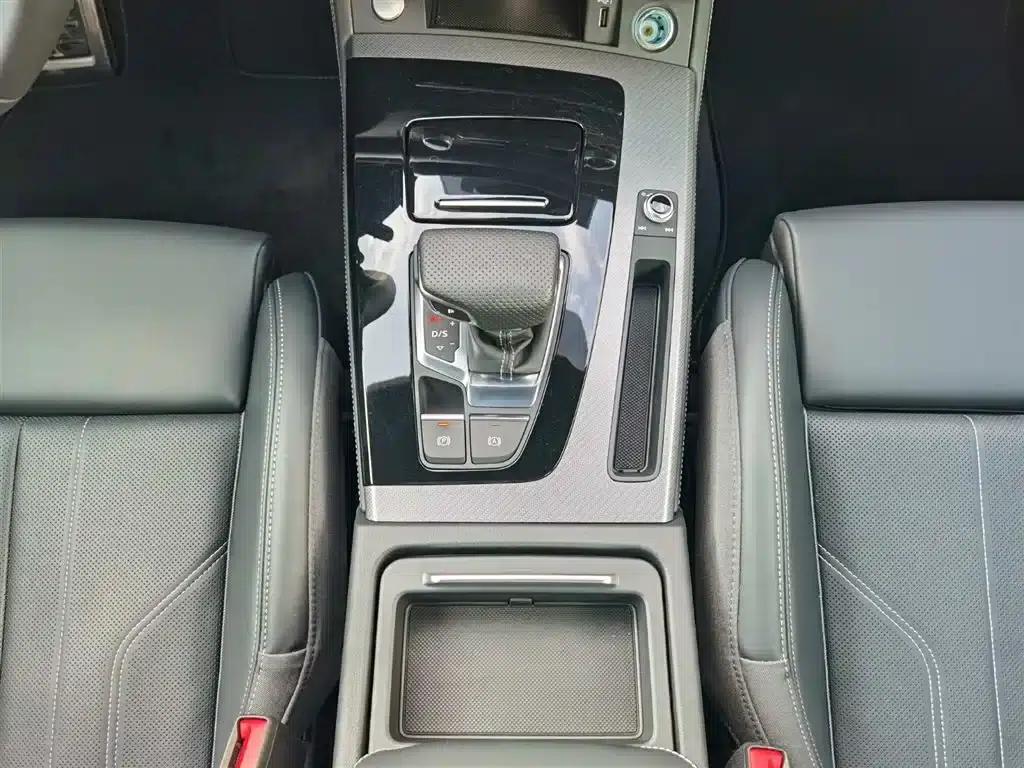 Audi Q5L 2025 45th Anniversary Edition 40 TFSI Luxury Dynamic — миниатюра 17