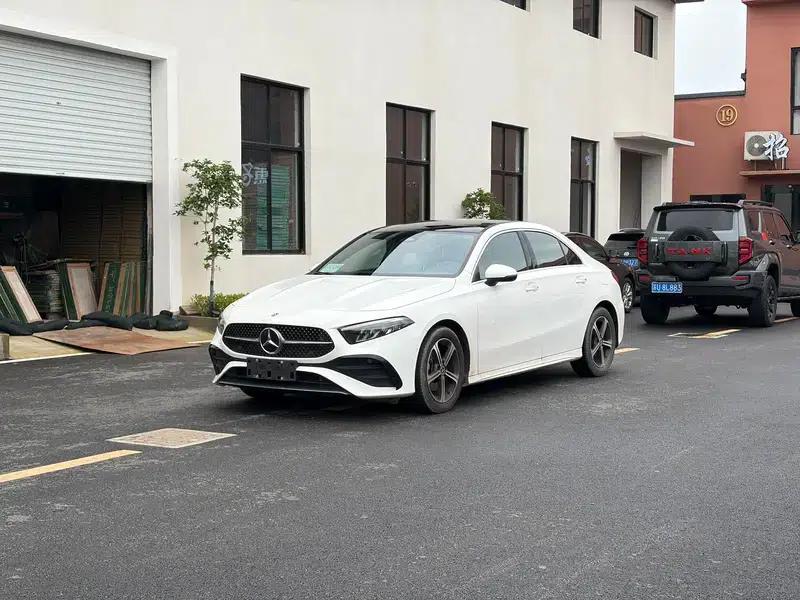 2023 Mercedes-Benz A-Class A 200 L Sport Sedan Fashion Edition — миниатюра 1