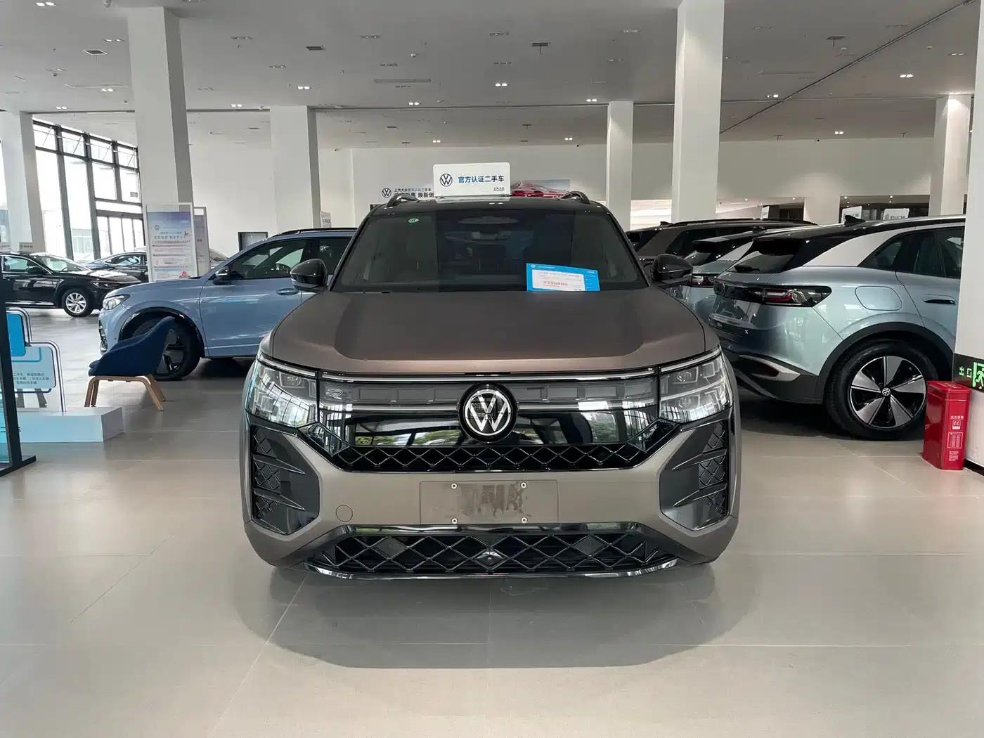 2025 Teramont Pro 450TSI 4WD Summit Edition — миниатюра 2