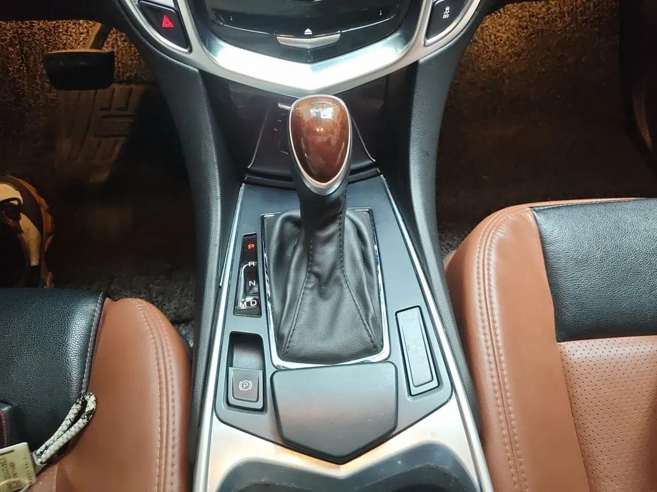 Cadillac SRX 2015 3.0L Elite Model — миниатюра 14