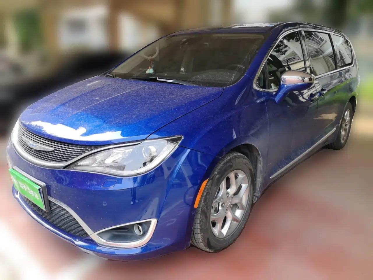 Chrysler Grand Voyager 2017 3.6L Premium Edition — миниатюра 1