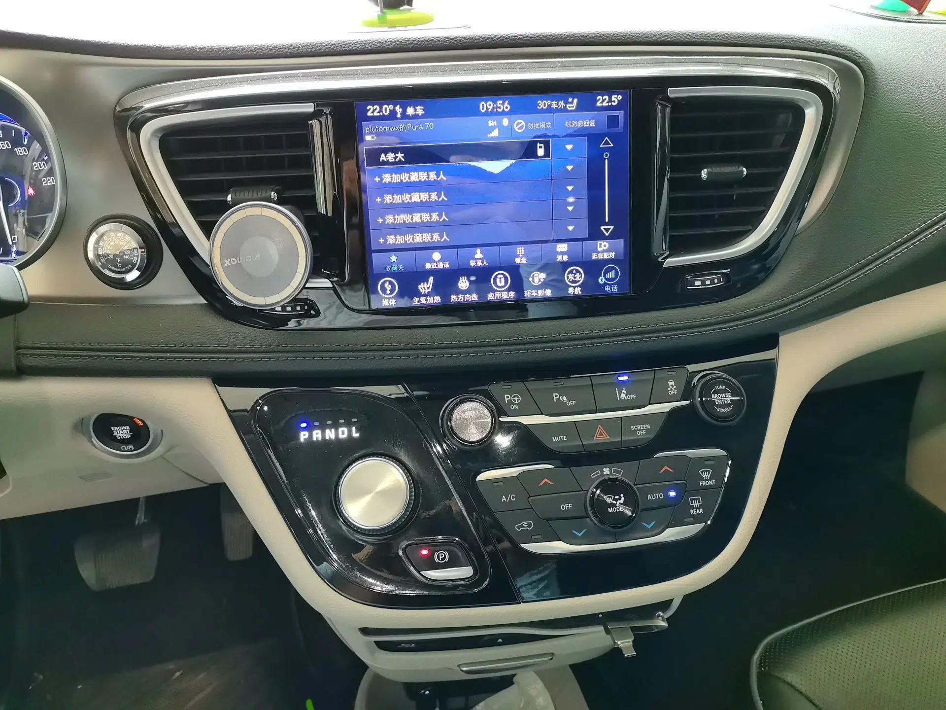Chrysler Grand Voyager 2017 3.6L Premium Edition — миниатюра 13