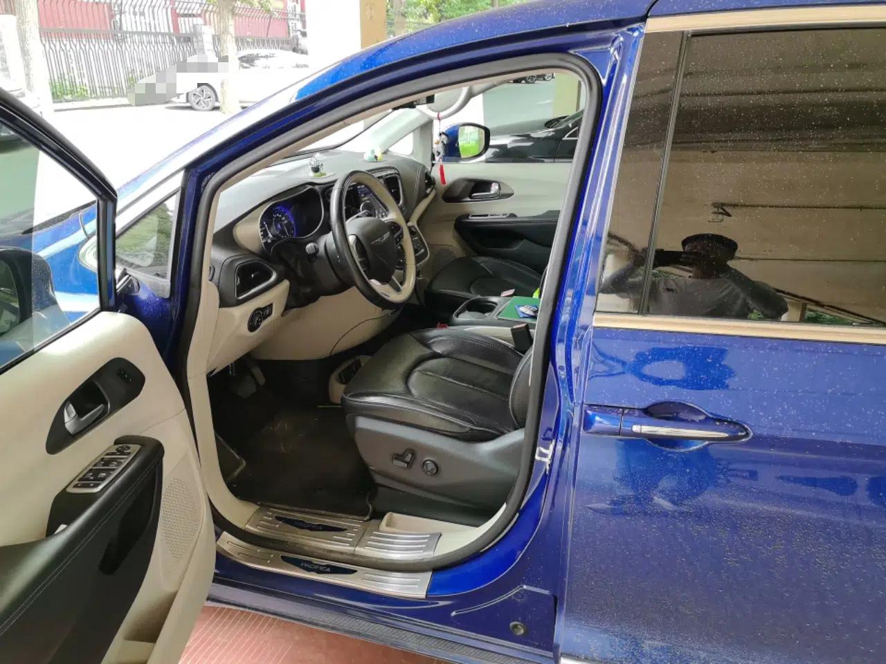 Chrysler Grand Voyager 2017 3.6L Premium Edition — миниатюра 15
