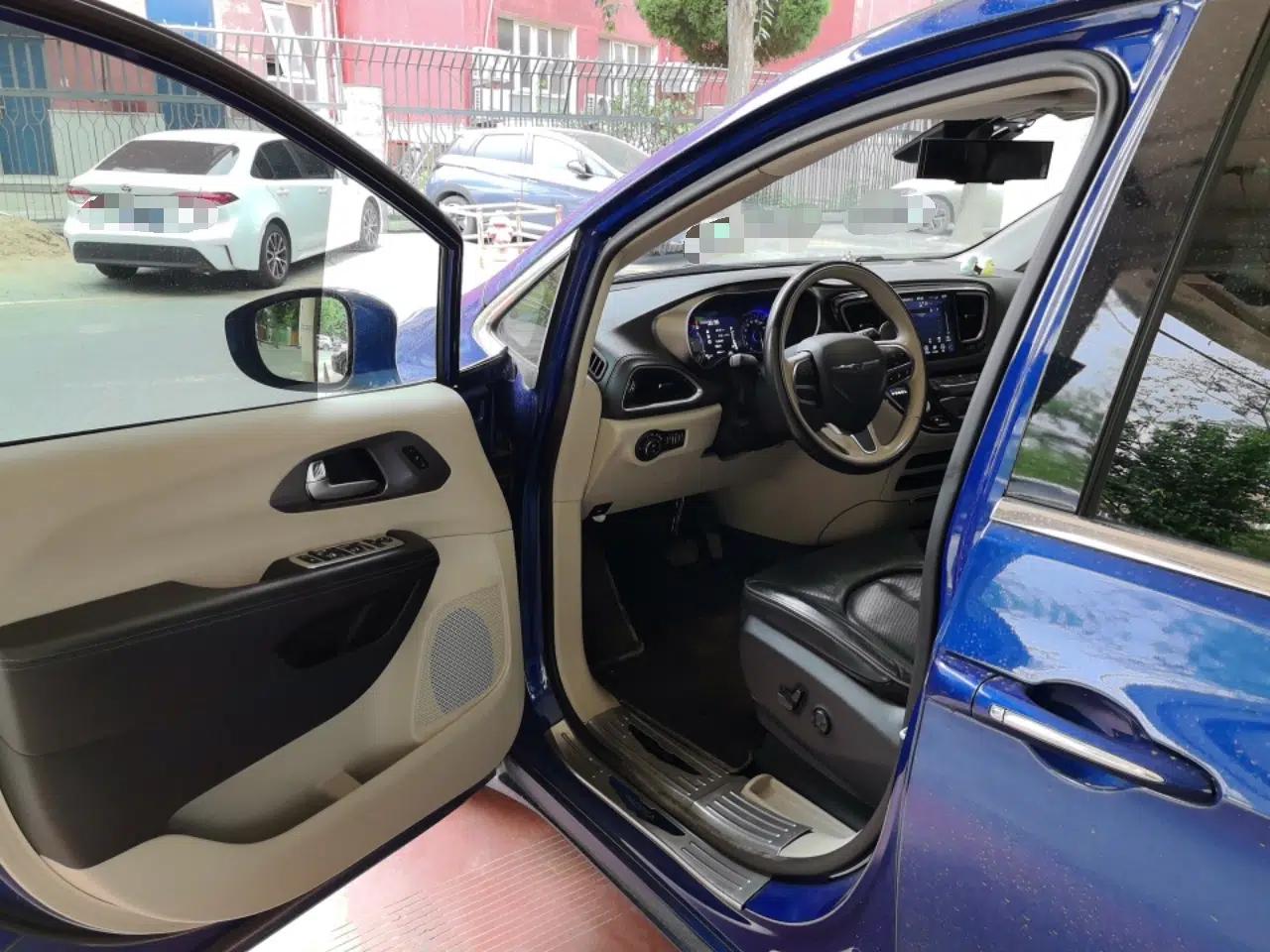 Chrysler Grand Voyager 2017 3.6L Premium Edition — миниатюра 16