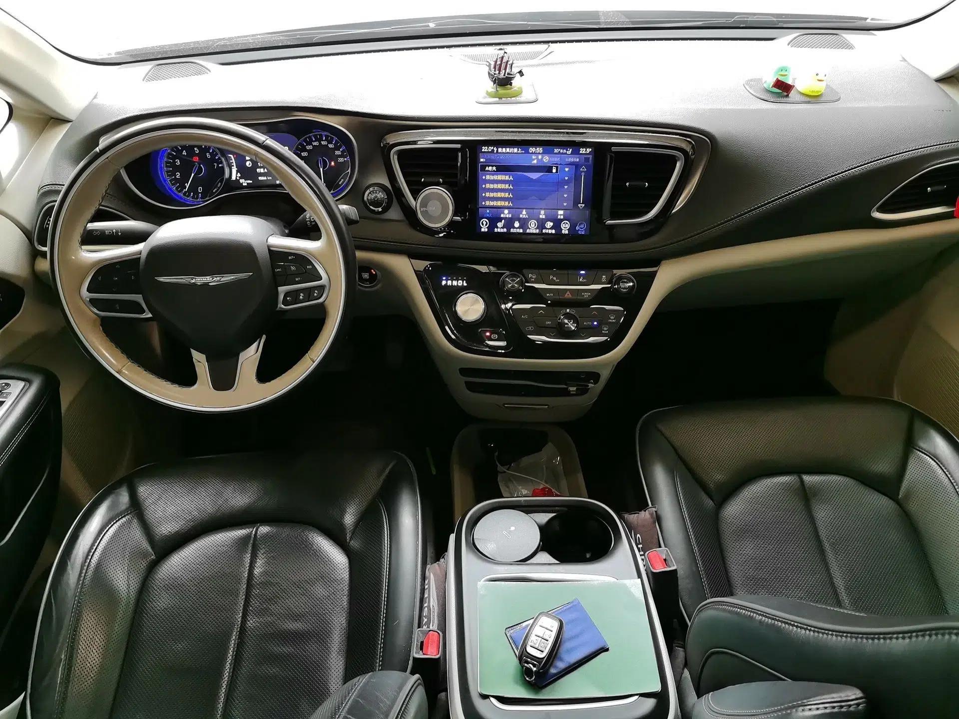 Chrysler Grand Voyager 2017 3.6L Premium Edition — миниатюра 9
