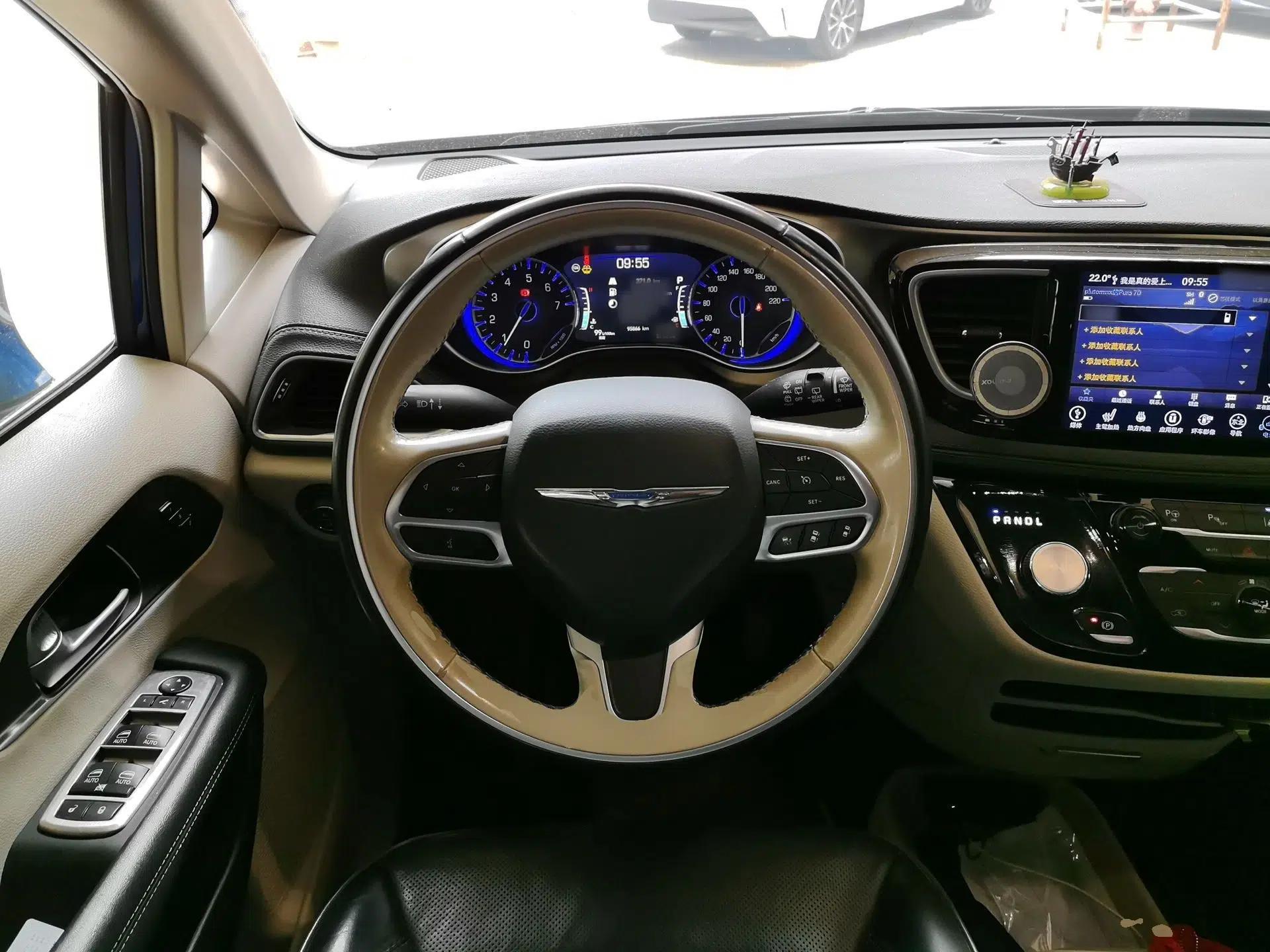Chrysler Grand Voyager 2017 3.6L Premium Edition — миниатюра 10