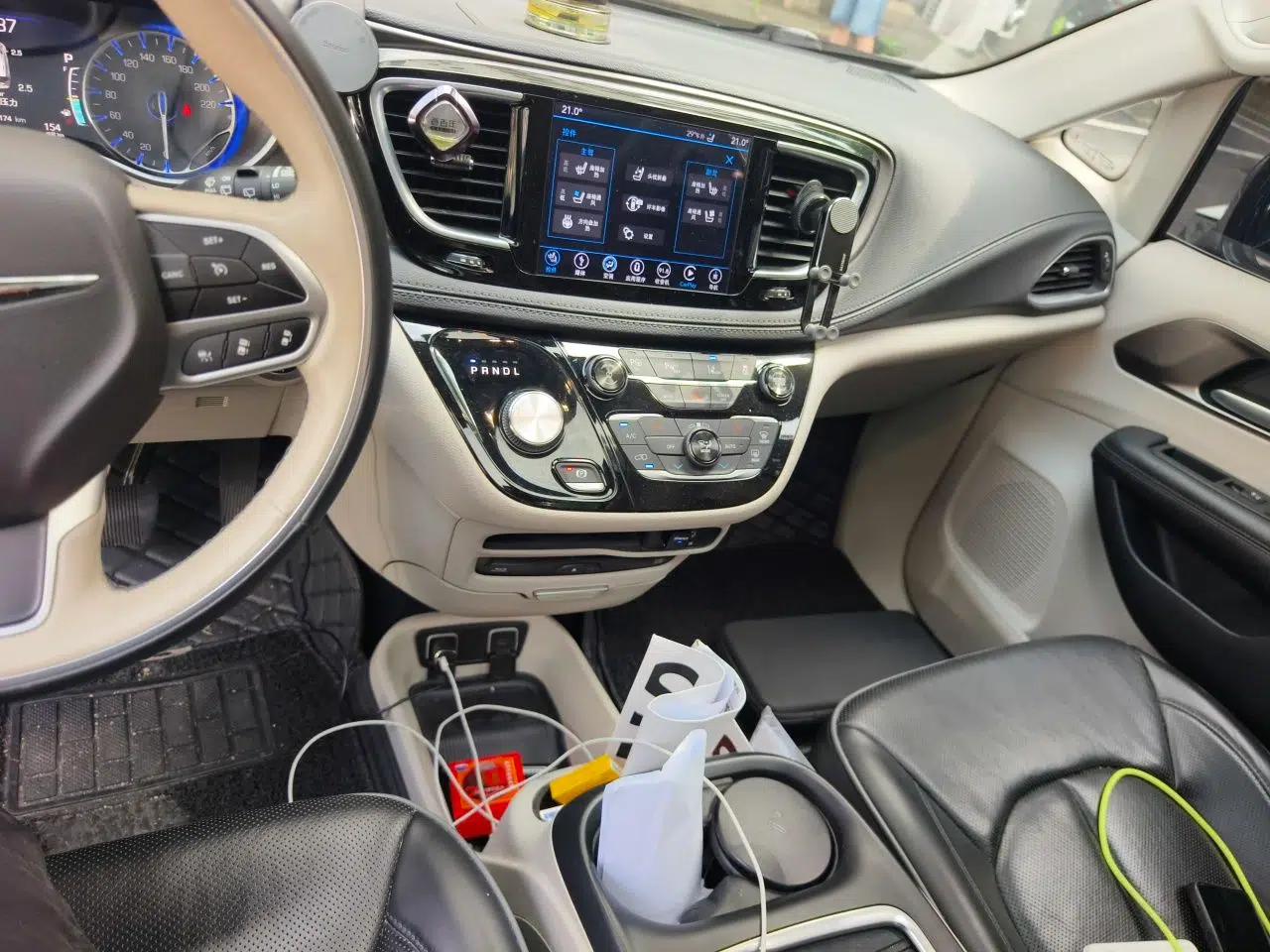 Chrysler Grand Voyager 2017 3.6L Premium Edition — миниатюра 13