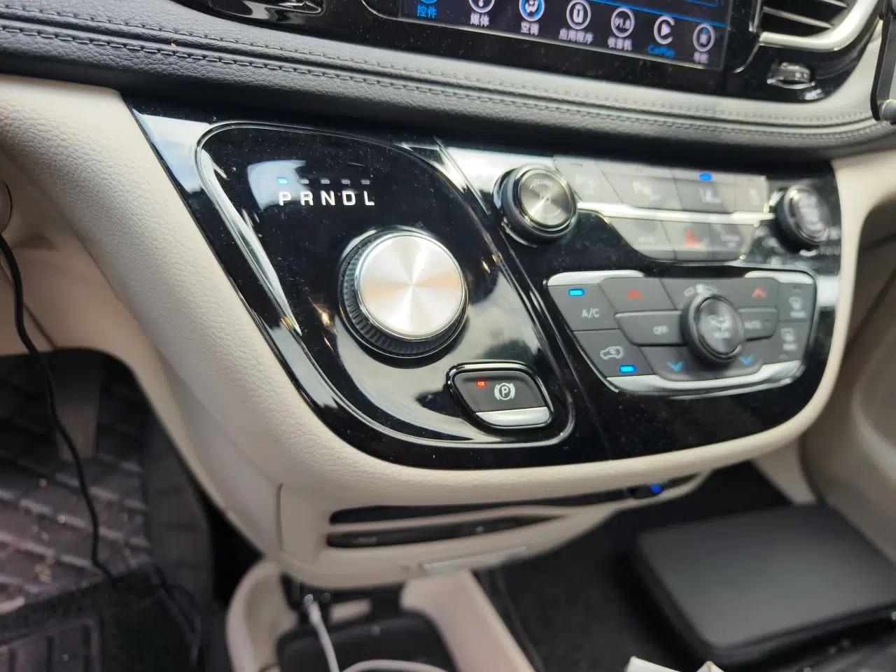 Chrysler Grand Voyager 2017 3.6L Premium Edition — миниатюра 14