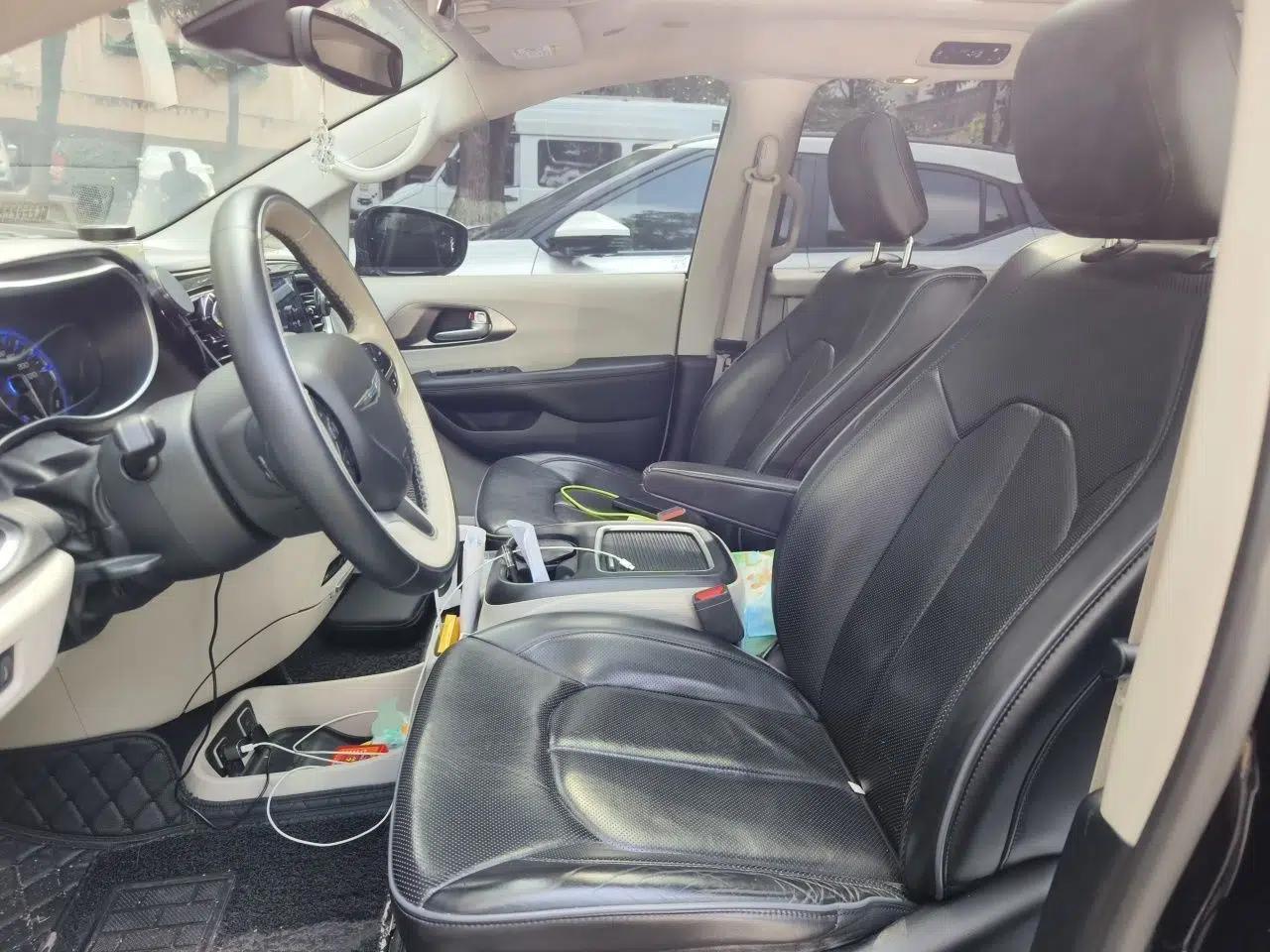 Chrysler Grand Voyager 2017 3.6L Premium Edition — миниатюра 15