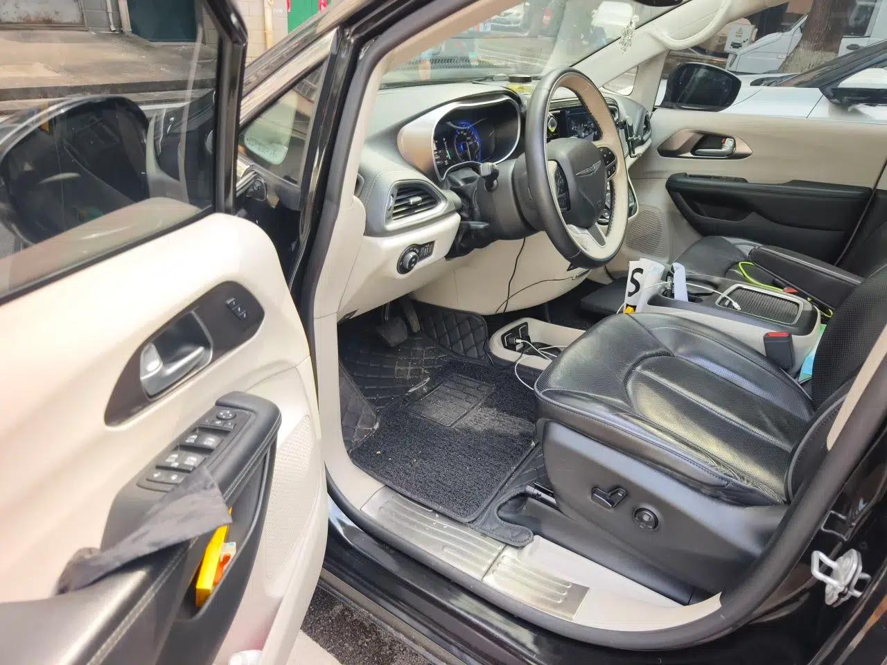 Chrysler Grand Voyager 2017 3.6L Premium Edition — миниатюра 16