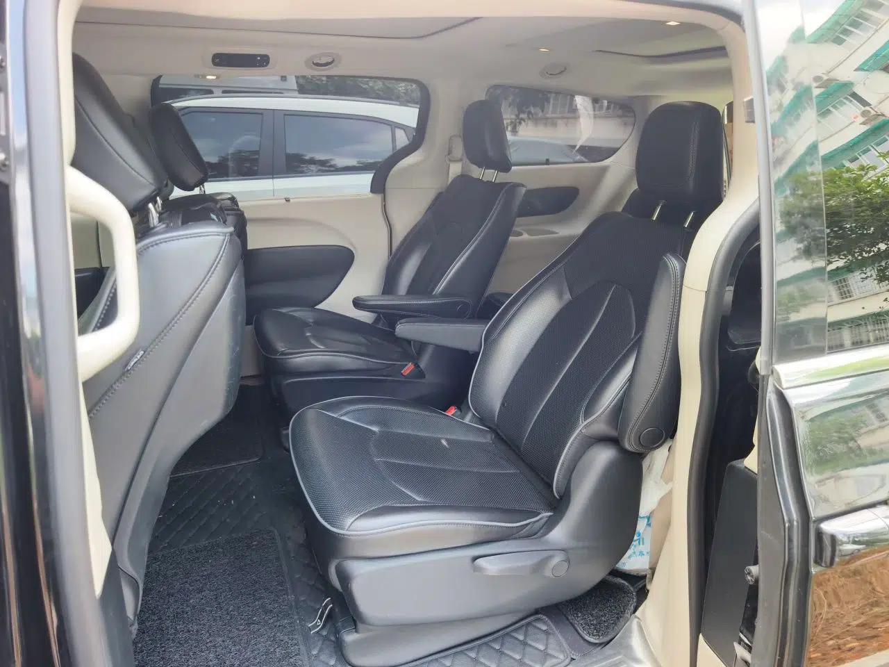 Chrysler Grand Voyager 2017 3.6L Premium Edition — миниатюра 17