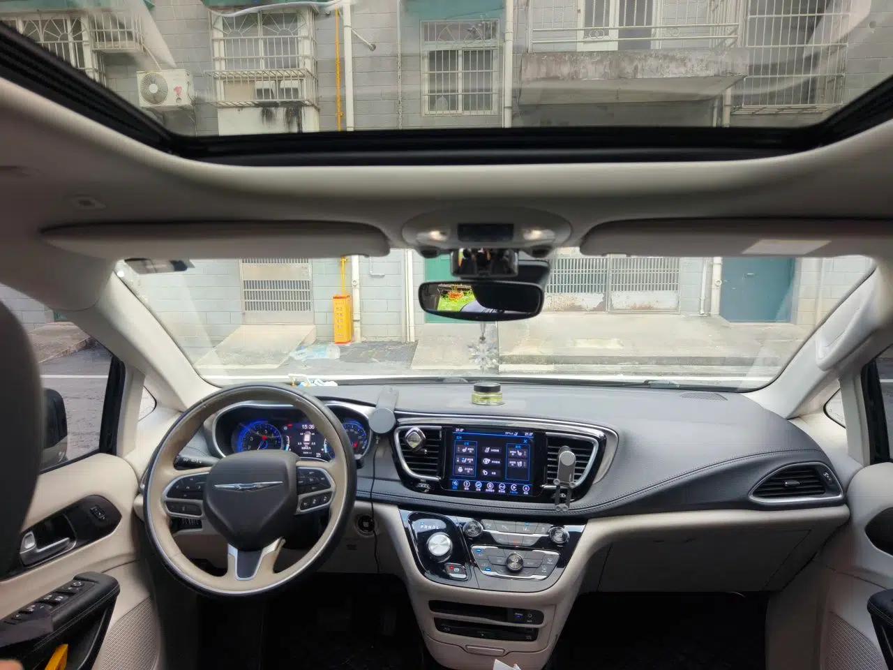 Chrysler Grand Voyager 2017 3.6L Premium Edition — миниатюра 18