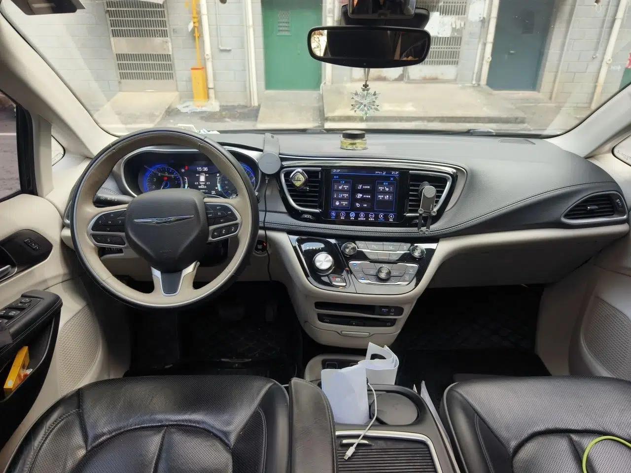 Chrysler Grand Voyager 2017 3.6L Premium Edition — миниатюра 9