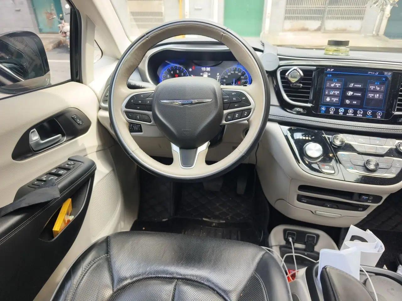 Chrysler Grand Voyager 2017 3.6L Premium Edition — миниатюра 10