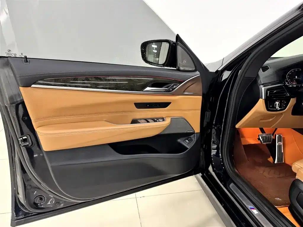 2021 BMW 6 Series GT 630i M Sport Package — миниатюра 8