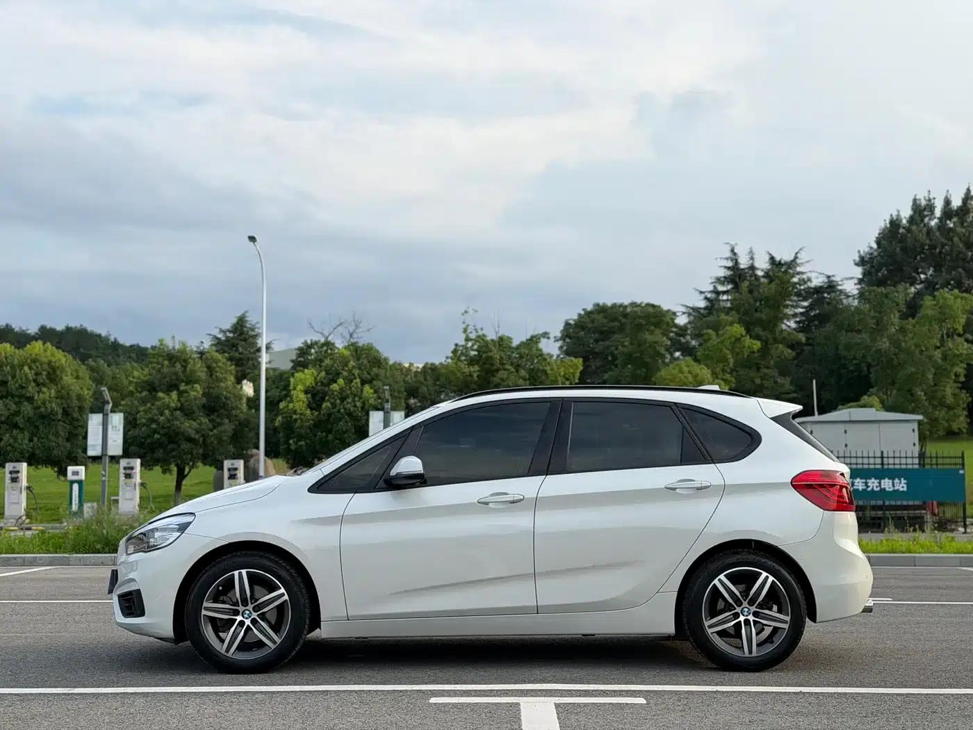 2016 BMW 2 Series Gran Tourer 218i Sport Design Package — миниатюра 4