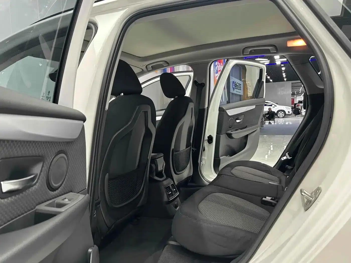 2016 BMW 2 Series Gran Tourer 218i Leading Edition — миниатюра 15